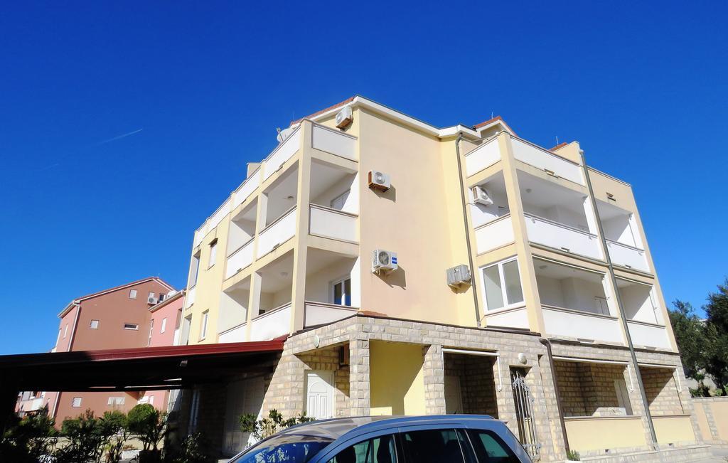 Apartments Party Новалья Экстерьер фото