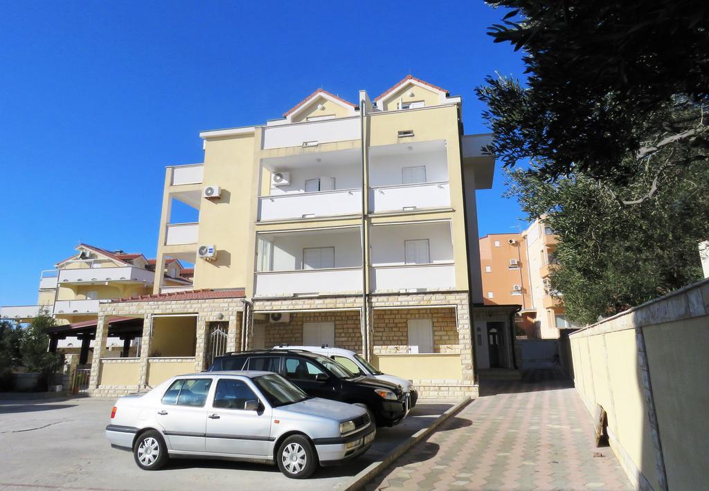 Apartments Party Новалья Экстерьер фото